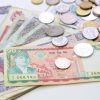 「じゃあお金ってなに？」 「もし存在しないものだったら、お金って何なの？」  マイクと私はたいていこんな風に聞き返した。  「『これがお金だ』ってみんなが同意して決 めたものだ」  金持ち父さんの答えはいつもこれだけだった。