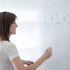 学校では、間違いをしないと頭がいいと思われる。外の世界では間違いを犯し、そこから学ぶことができてはじめて頭がいいと言える